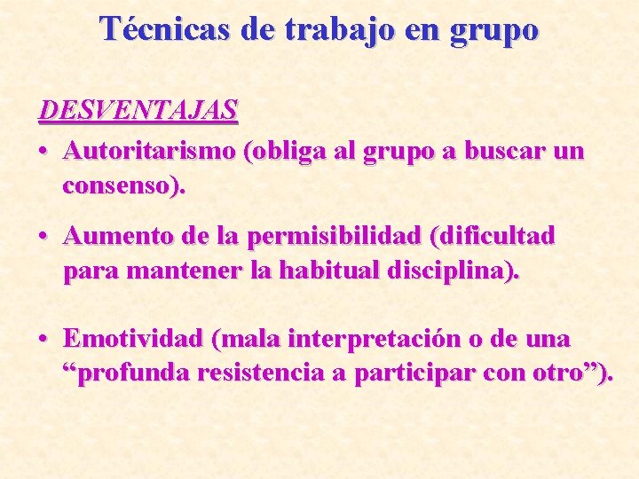 Técnicas de trabajo en grupo DESVENTAJAS • Autoritarismo (obliga al grupo a buscar un