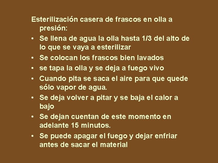 Esterilización casera de frascos en olla a presión: • Se llena de agua la