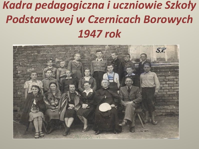 Kadra pedagogiczna i uczniowie Szkoły Podstawowej w Czernicach Borowych 1947 rok 