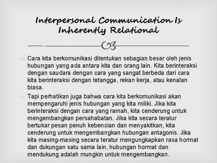 Interpersonal Communication Is Inherently Relational Cara kita berkomunikasi ditentukan sebagian besar oleh jenis hubungan