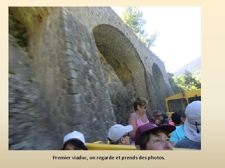 Premier viaduc, on regarde et prends des photos. 