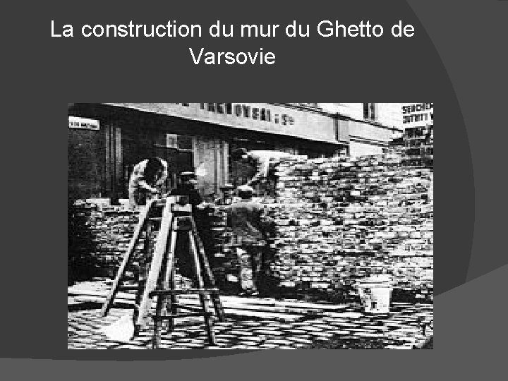 La construction du mur du Ghetto de Varsovie 