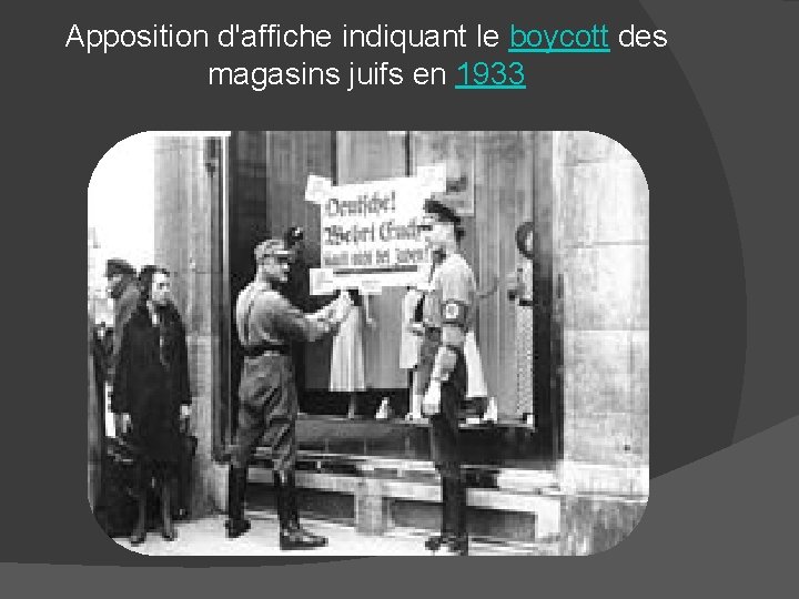 Apposition d'affiche indiquant le boycott des magasins juifs en 1933 