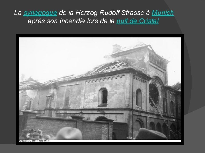 La synagogue de la Herzog Rudolf Strasse à Munich après son incendie lors de