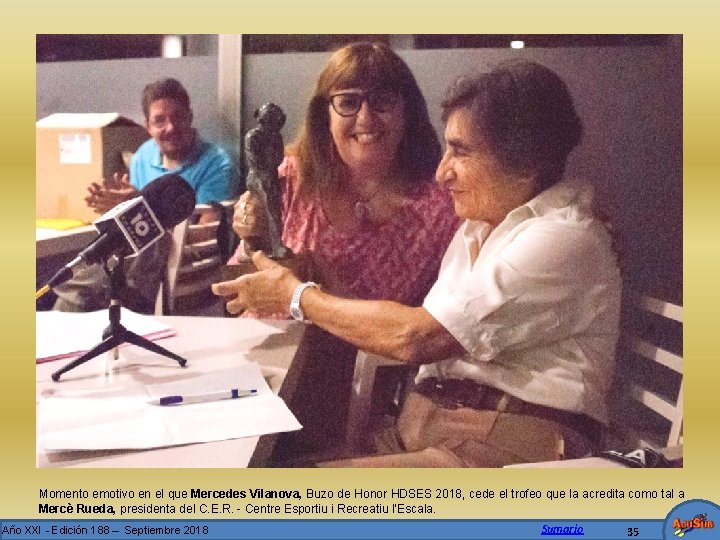 Momento emotivo en el que Mercedes Vilanova, Buzo de Honor HDSES 2018, cede el