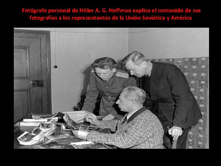 Fotógrafo personal de Hitler A. G. Hoffman explica el contenido de sus fotografías a