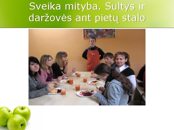 Sveika mityba. Sultys ir daržovės ant pietų stalo 