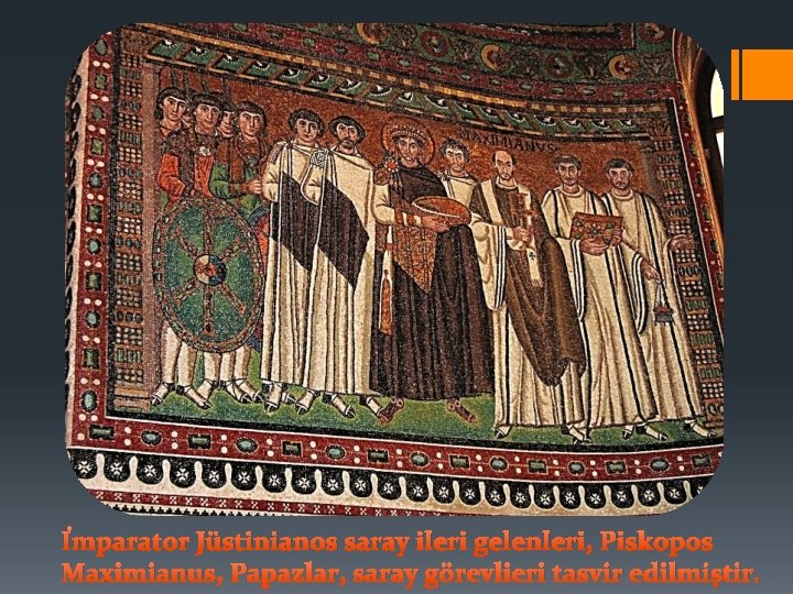 İmparator Jüstinianos saray ileri gelenleri, Piskopos Maximianus, Papazlar, saray görevlieri tasvir edilmiştir. 