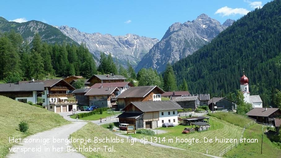 Het zonnige bergdorpje Bschlabs ligt op 1314 m hoogte. De huizen staan verspreid in