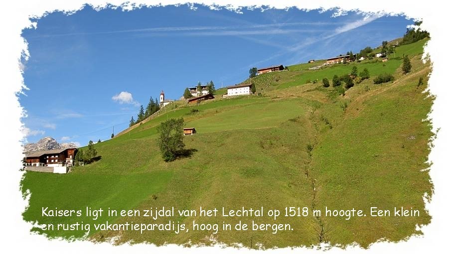 Kaisers ligt in een zijdal van het Lechtal op 1518 m hoogte. Een klein