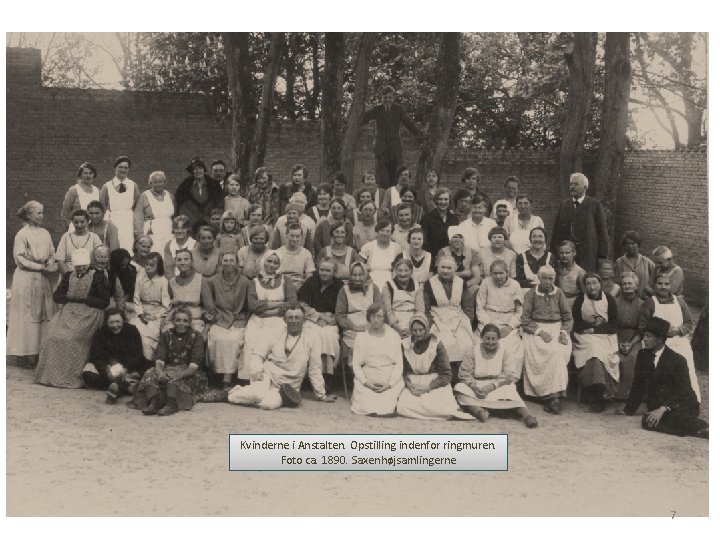 Kvinderne i Anstalten. Opstilling indenfor ringmuren. Foto ca. 1890. Saxenhøjsamlingerne 7 