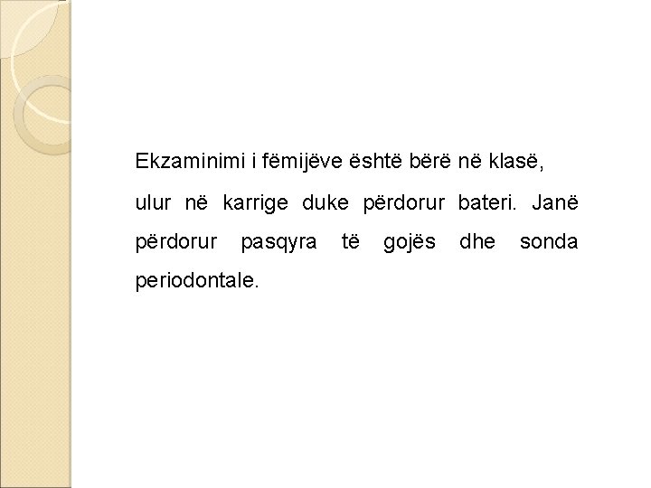  Ekzaminimi i fëmijëve është bërë në klasë, ulur në karrige duke përdorur bateri.