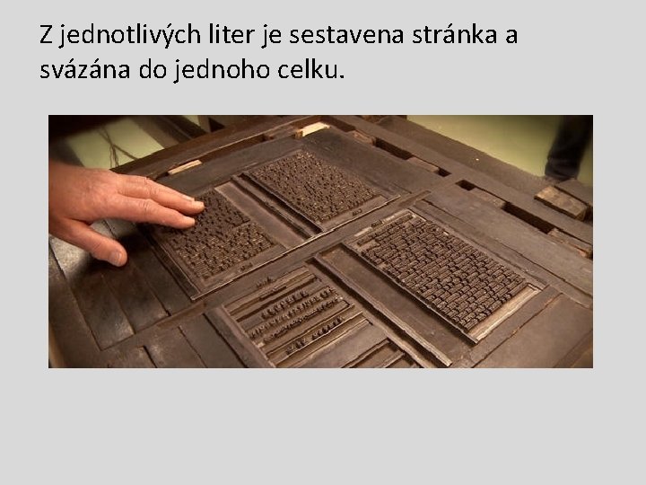 Z jednotlivých liter je sestavena stránka a svázána do jednoho celku. 