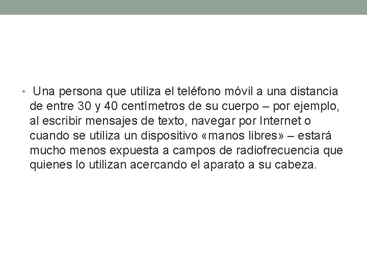  • Una persona que utiliza el teléfono móvil a una distancia de entre