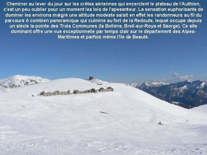 Cheminer au lever du jour sur les crêtes aériennes qui encerclent le plateau de