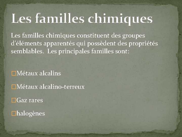 Les familles chimiques constituent des groupes d’éléments apparentés qui possèdent des propriétés semblables. Les
