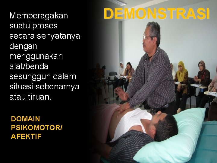 Memperagakan suatu proses secara senyatanya dengan menggunakan alat/benda sesungguh dalam situasi sebenarnya atau tiruan.