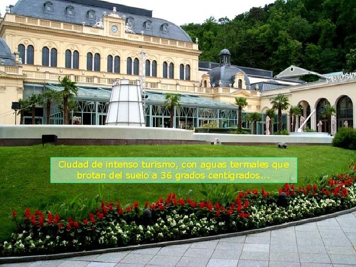 Ciudad de intenso turismo, con aguas termales que brotan del suelo a 36 grados