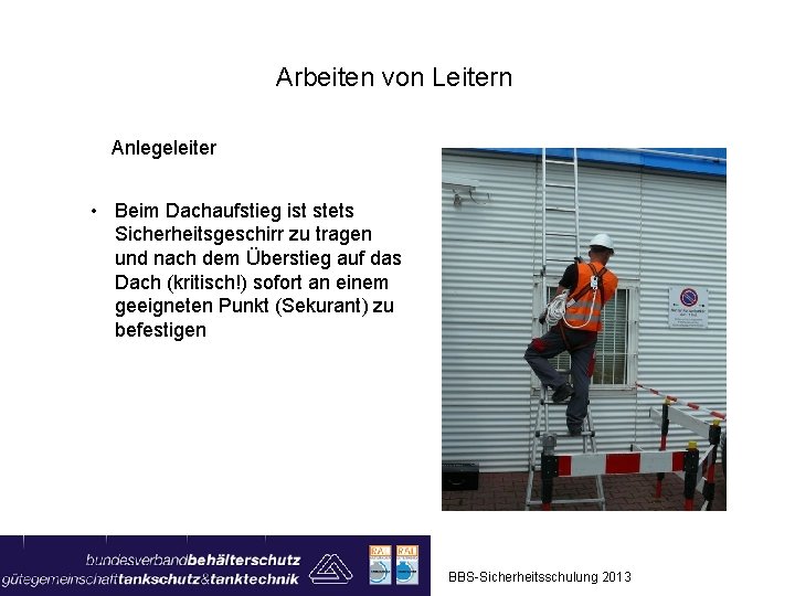 Arbeiten von Leitern Anlegeleiter • Beim Dachaufstieg ist stets Sicherheitsgeschirr zu tragen und nach