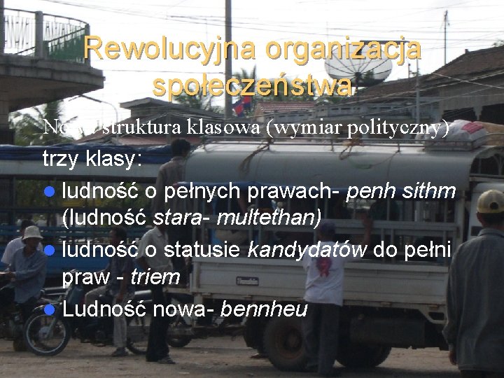Rewolucyjna organizacja społeczeństwa Nowa struktura klasowa (wymiar polityczny) trzy klasy: l ludność o pełnych