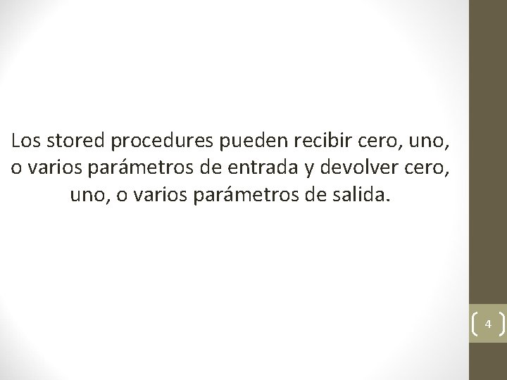 Los stored procedures pueden recibir cero, uno, o varios parámetros de entrada y devolver