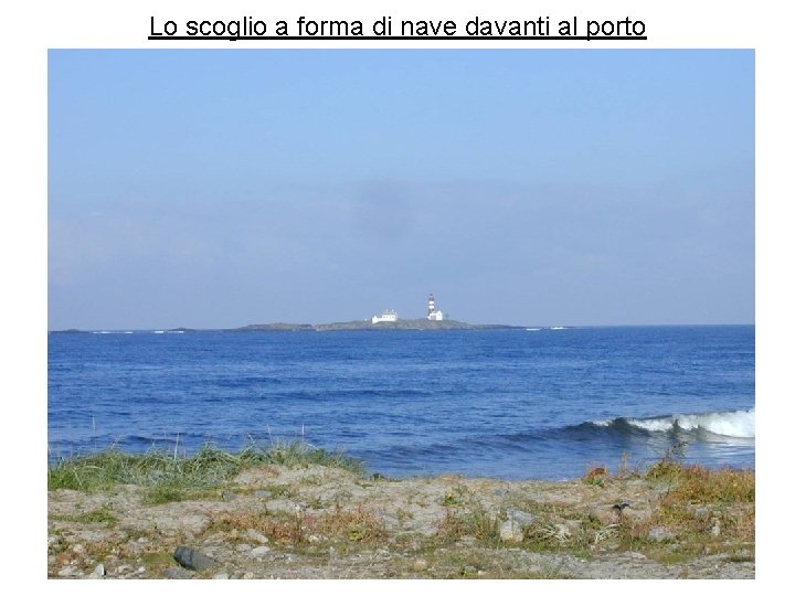Lo scoglio a forma di nave davanti al porto 