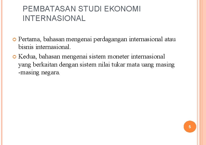 PEMBATASAN STUDI EKONOMI INTERNASIONAL Pertama, bahasan mengenai perdagangan internasional atau bisnis internasional. Kedua, bahasan