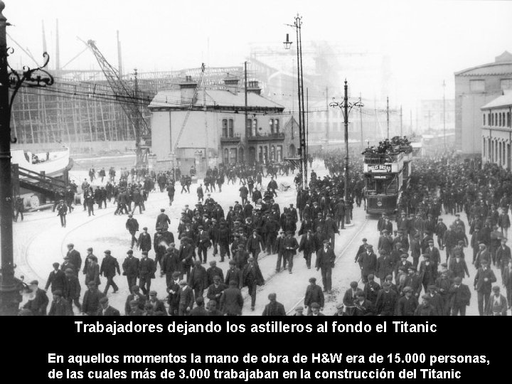 Trabajadores dejando los astilleros al fondo el Titanic En aquellos momentos la mano de