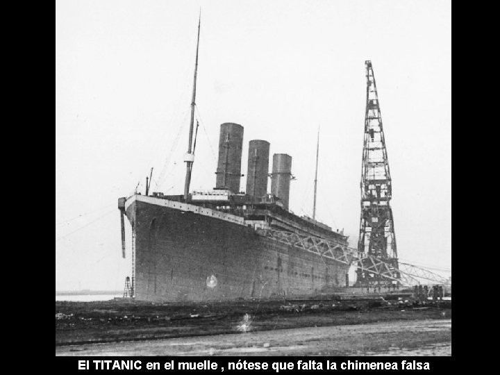 El TITANIC en el muelle , nótese que falta la chimenea falsa 