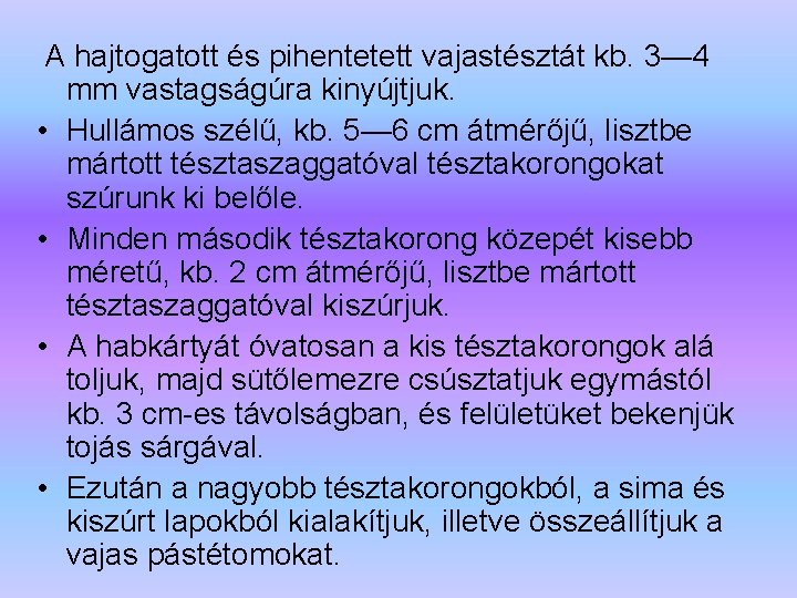 A hajtogatott és pihentetett vajastésztát kb. 3— 4 mm vastagságúra kinyújtjuk. • Hullámos szélű,