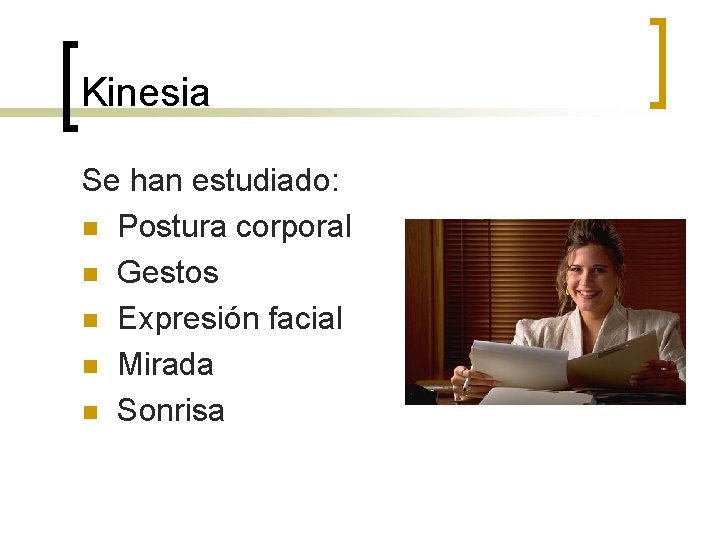 Kinesia Se han estudiado: n Postura corporal n Gestos n Expresión facial n Mirada
