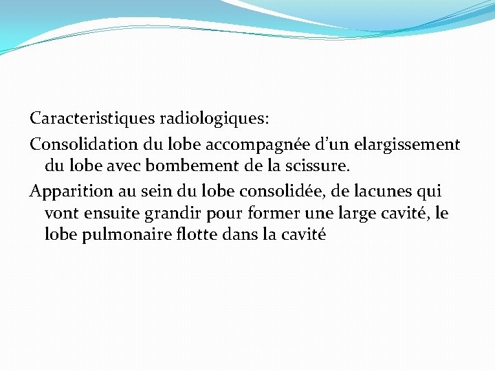 Caracteristiques radiologiques: Consolidation du lobe accompagnée d’un elargissement du lobe avec bombement de la