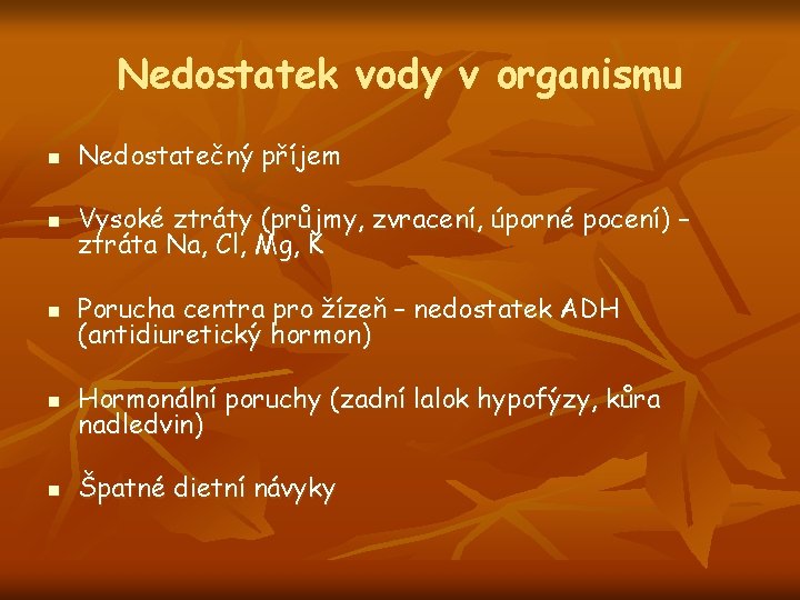 Nedostatek vody v organismu n Nedostatečný příjem n Vysoké ztráty (průjmy, zvracení, úporné pocení)