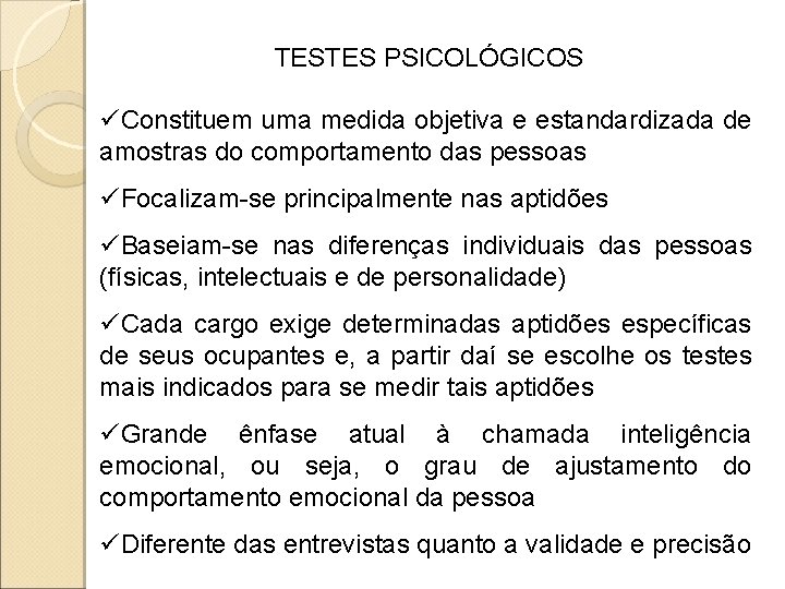TESTES PSICOLÓGICOS üConstituem uma medida objetiva e estandardizada de amostras do comportamento das pessoas TESTES PSICOLÓGICOS üConstituem uma medida objetiva e estandardizada de amostras do comportamento das pessoas
