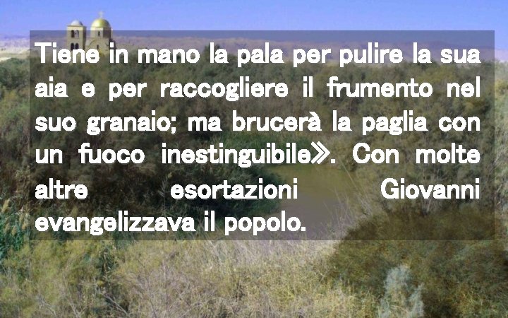 Tiene in mano la pala per pulire la sua aia e per raccogliere il