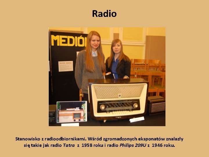 Radio Stanowisko z radioodbiornikami. Wśród zgromadzonych eksponatów znalazły się takie jak radio Tatra z