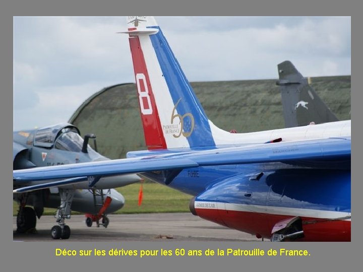 Déco sur les dérives pour les 60 ans de la Patrouille de France. 