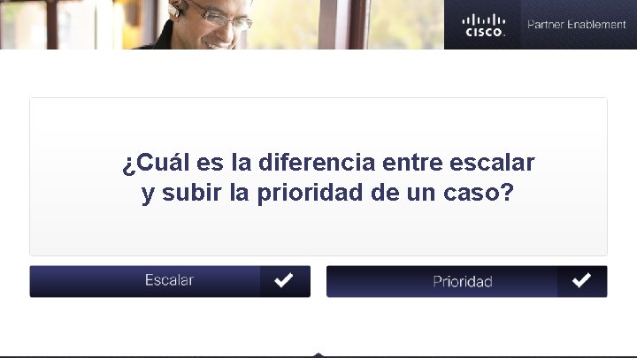 ¿Cuál es la diferencia entre escalar y subir la prioridad de un caso? 