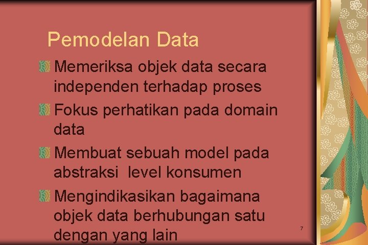 Pemodelan Data Memeriksa objek data secara independen terhadap proses Fokus perhatikan pada domain data