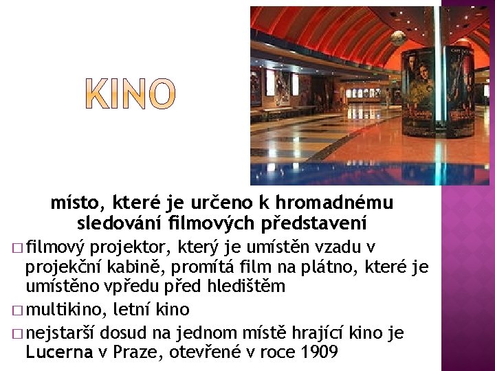 místo, které je určeno k hromadnému sledování filmových představení � filmový projektor, který je