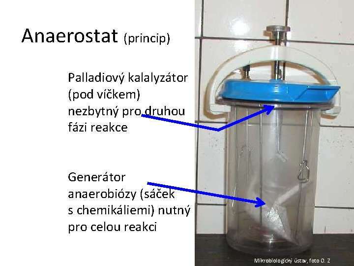 Anaerostat (princip) Palladiový kalalyzátor (pod víčkem) nezbytný pro druhou fázi reakce Generátor anaerobiózy (sáček