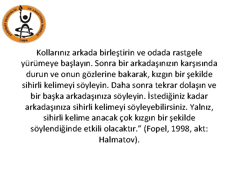 Kollarınız arkada birleştirin ve odada rastgele yürümeye başlayın. Sonra bir arkadaşınızın karşısında durun ve