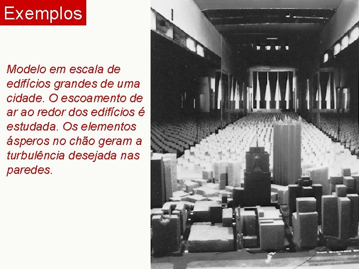 Exemplos Modelo em escala de edifícios grandes de uma cidade. O escoamento de ar