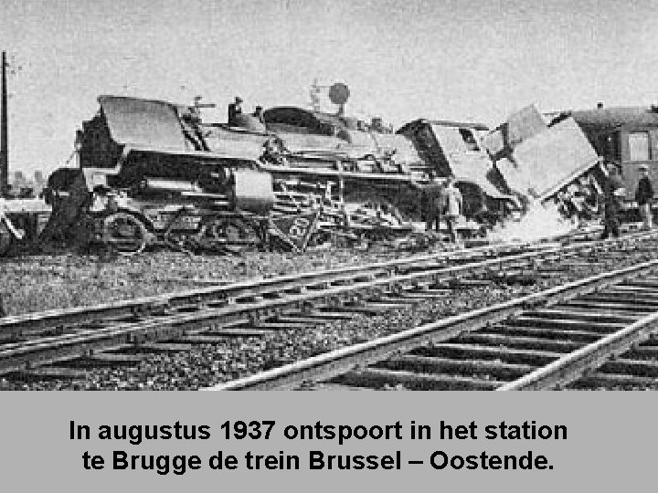 In augustus 1937 ontspoort in het station te Brugge de trein Brussel – Oostende.