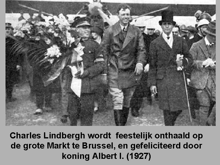 Charles Lindbergh wordt feestelijk onthaald op de grote Markt te Brussel, en gefeliciteerd door