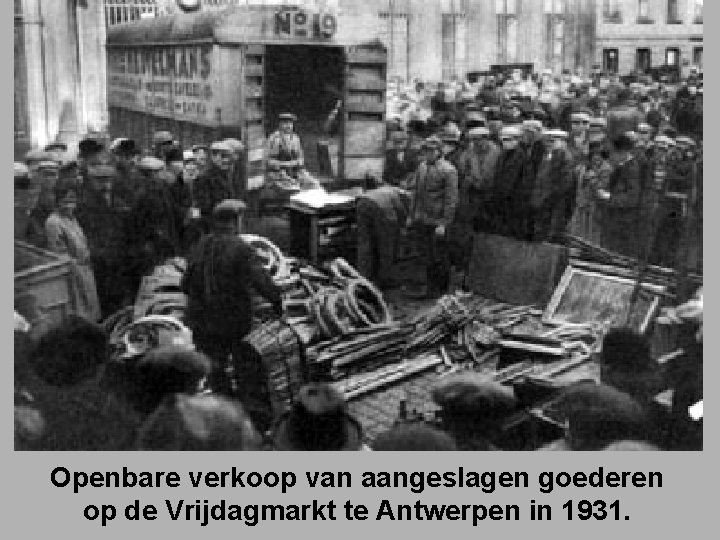 Openbare verkoop van aangeslagen goederen op de Vrijdagmarkt te Antwerpen in 1931. 