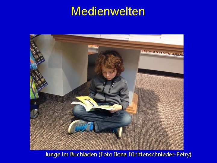Medienwelten Junge im Buchladen (Foto Ilona Füchtenschnieder-Petry) 
