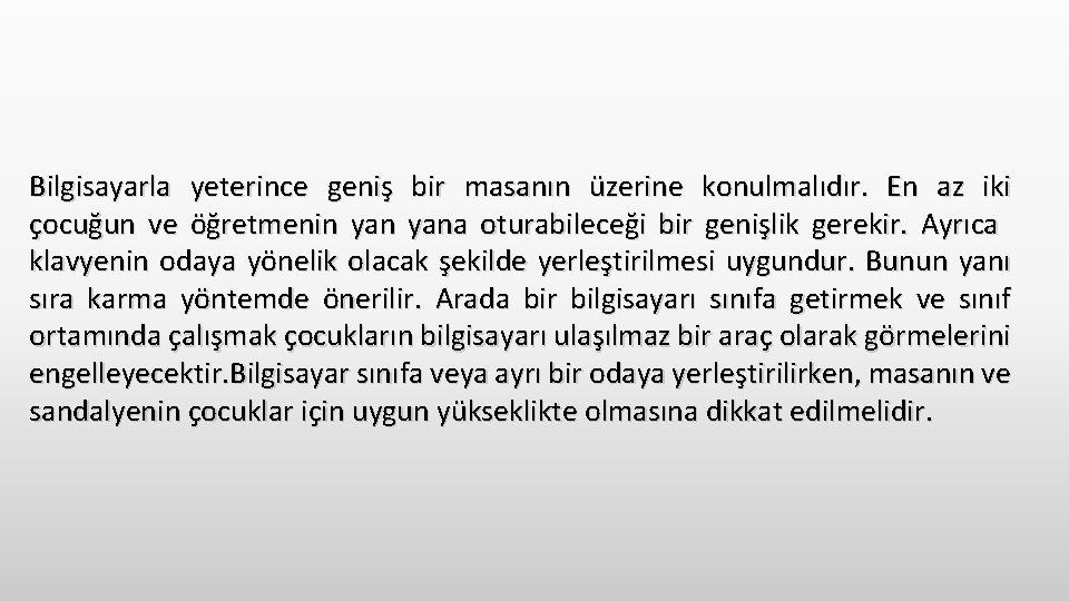 Bilgisayarla yeterince geniş bir masanın üzerine konulmalıdır. En az iki çocuğun ve öğretmenin yana