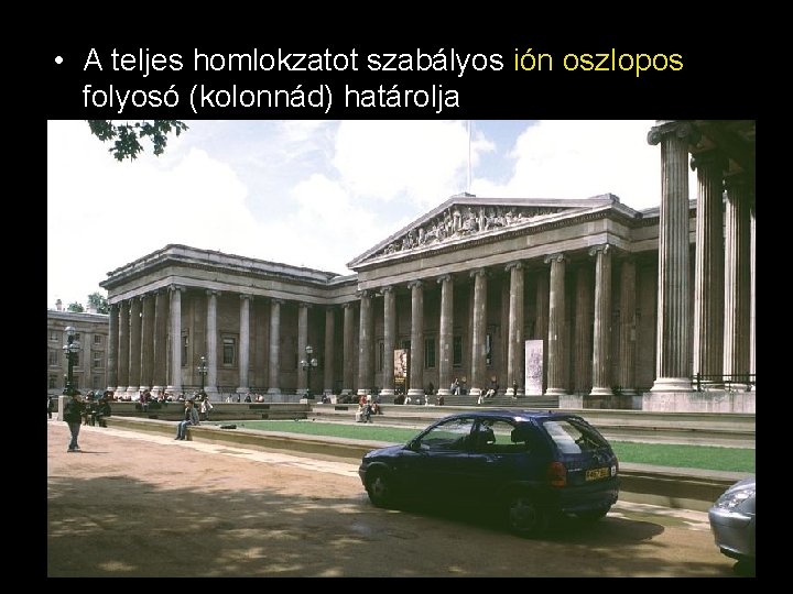  • A teljes homlokzatot szabályos ión oszlopos folyosó (kolonnád) határolja 