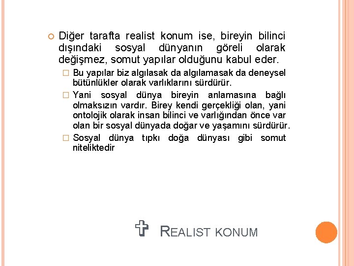 Diğer tarafta realist konum ise, bireyin bilinci dışındaki sosyal dünyanın göreli olarak değişmez, Diğer tarafta realist konum ise, bireyin bilinci dışındaki sosyal dünyanın göreli olarak değişmez,